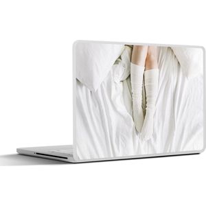 Laptop sticker - 10.1 inch - Winter - Bed - Sokken - 25x18cm - Laptopstickers - Laptop skin - Cover - Kerst - Cadeau - Kerstcadeau voor mannen en voor vrouwen