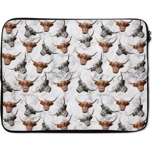 Laptophoes 17 inch - Schotse hooglander - Marmer print - Dieren - Laptop sleeve - Binnenmaat 42,5x30 cm - Zwarte achterkant