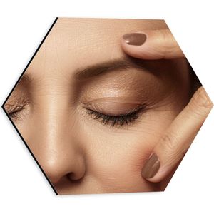 Dibond Hexagon - Vrouw - Gezicht - Makeup - Mascara - Oogschaduw - Hand - Nagellak - 30x26.1 cm Foto op Hexagon (Met Ophangsysteem)