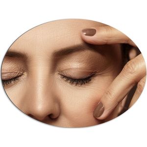 Dibond Ovaal - Vrouw - Gezicht - Makeup - Mascara - Oogschaduw - Hand - Nagellak - 96x72 cm Foto op Ovaal (Met Ophangsysteem)