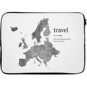 Laptophoes 13 inch - Europakaart in grijze waterverf met daarnaast het woord: travel - zwart wit - Laptop sleeve - Binnenmaat 32x22,5 cm - Zwarte achterkant