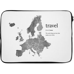 Laptophoes 14 inch - Europakaart in grijze waterverf met daarnaast het woord: travel - zwart wit - Laptop sleeve - Binnenmaat 34x23,5 cm - Zwarte achterkant