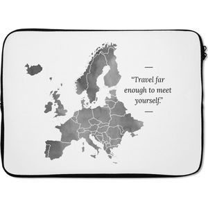 Laptophoes 13 inch - Europakaart in grijze waterverf met de quote ""Travel far enough to meet yourself."" - zwart wit - Laptop sleeve - Binnenmaat 32x22,5 cm - Zwarte achterkant