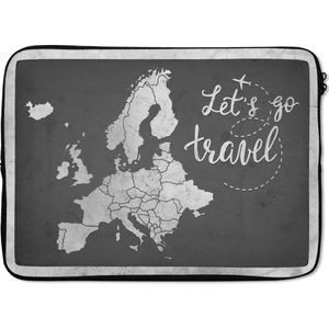 Laptophoes 13 inch - Vintage Europakaart met de tekst ""Let's go travel"" - zwart wit - Laptop sleeve - Binnenmaat 32x22,5 cm - Zwarte achterkant
