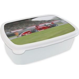 Broodtrommel Wit - Lunchbox - Brooddoos - Rode auto op een racebaan - 18x12x6 cm - Volwassenen