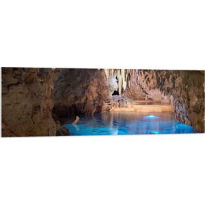 WallClassics - PVC Schuimplaat - Blauw Water in een Prachtige Grot - 150x50 cm Foto op PVC Schuimplaat (Met Ophangsysteem)