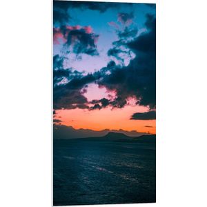 WallClassics - PVC Schuimplaat- Zon verdwijnend Achter de Bergen met Water - 50x100 cm Foto op PVC Schuimplaat