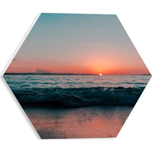 WallClassics - PVC Schuimplaat Hexagon  - Rustieg Golf op Strand bij Zonsondergang - 30x26.1 cm Foto op Hexagon (Met Ophangsysteem)
