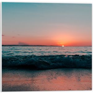 WallClassics - PVC Schuimplaat- Rustieg Golf op Strand bij Zonsondergang - 50x50 cm Foto op PVC Schuimplaat