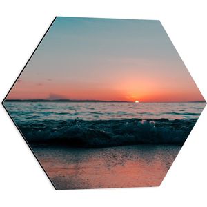 WallClassics - Dibond Hexagon - Rustieg Golf op Strand bij Zonsondergang - 50x43.5 cm Foto op Hexagon (Met Ophangsysteem)