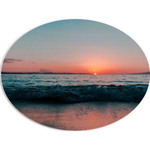 WallClassics - PVC Schuimplaat Ovaal - Rustieg Golf op Strand bij Zonsondergang - 80x60 cm Foto op Ovaal  (Met Ophangsysteem)
