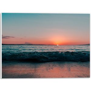 WallClassics - PVC Schuimplaat - Rustieg Golf op Strand bij Zonsondergang - 40x30 cm Foto op PVC Schuimplaat (Met Ophangsysteem)