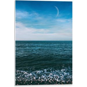 WallClassics - PVC Schuimplaat - Smalle Maan overdags Boven Zee - 40x60 cm Foto op PVC Schuimplaat (Met Ophangsysteem)