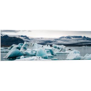 WallClassics - PVC Schuimplaat - IJsblokken in het Water in Landschap - 120x40 cm Foto op PVC Schuimplaat (Met Ophangsysteem)