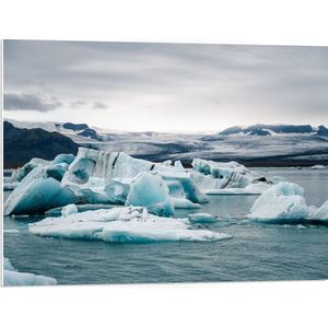 WallClassics - PVC Schuimplaat - IJsblokken in het Water in Landschap - 80x60 cm Foto op PVC Schuimplaat (Met Ophangsysteem)