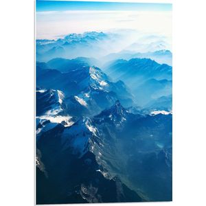 WallClassics - PVC Schuimplaat- Blauwe Lucht boven Mistige Bergen - 50x75 cm Foto op PVC Schuimplaat