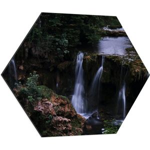 WallClassics - Dibond Hexagon - Watervallen in de Natuur - 70x60.9 cm Foto op Hexagon (Met Ophangsysteem)