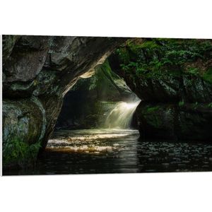 WallClassics - PVC Schuimplaat- Sprookjesachtige Grot met Rivier - 90x60 cm Foto op PVC Schuimplaat
