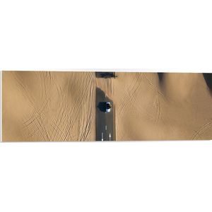 WallClassics - PVC Schuimplaat- Auto op Weg door Woestijn - 90x30 cm Foto op PVC Schuimplaat