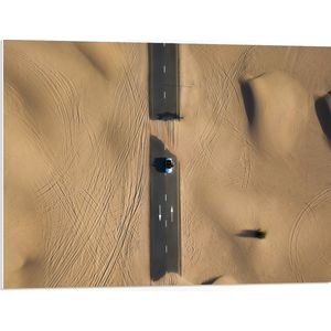 WallClassics - PVC Schuimplaat- Auto op Weg door Woestijn - 80x60 cm Foto op PVC Schuimplaat