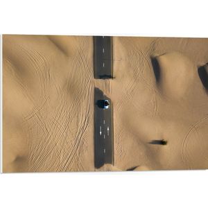 WallClassics - PVC Schuimplaat- Auto op Weg door Woestijn - 75x50 cm Foto op PVC Schuimplaat