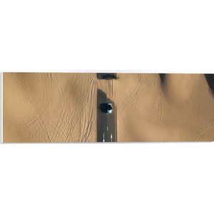 WallClassics - PVC Schuimplaat- Auto op Weg door Woestijn - 60x20 cm Foto op PVC Schuimplaat