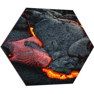 WallClassics - Dibond Hexagon - Brandend Magma bij Vulkaan - 70x60.9 cm Foto op Hexagon (Met Ophangsysteem)