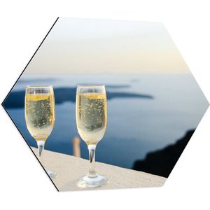 WallClassics - Dibond Hexagon - Champagne Glazen - 70x60.9 cm Foto op Hexagon (Met Ophangsysteem)