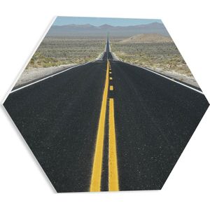 WallClassics - PVC Schuimplaat Hexagon  - Gele Wegmarkeringen op Verlaten Weg - 40x34.8 cm Foto op Hexagon (Met Ophangsysteem)