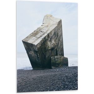 WallClassics - PVC Schuimplaat - Grote Hoekige Steen op Kiezestrand - 80x120 cm Foto op PVC Schuimplaat (Met Ophangsysteem)