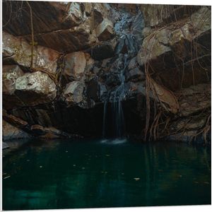 WallClassics - PVC Schuimplaat- Kleine Waterval tussen Stenen - 80x80 cm Foto op PVC Schuimplaat