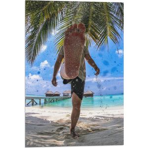 WallClassics - Vlag - Man met Voet op Strand - 40x60 cm Foto op Polyester Vlag