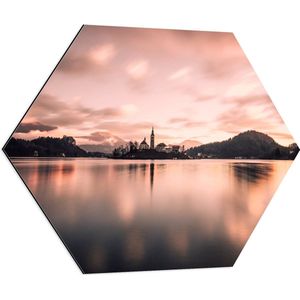 WallClassics - Dibond Hexagon - Roze Zon Schitterend op Water - 70x60.9 cm Foto op Hexagon (Met Ophangsysteem)