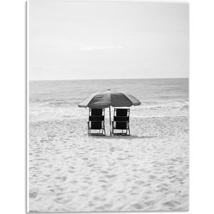 WallClassics - PVC Schuimplaat - Stoelen op het Strabd met Parasol in het zwart-wit - 30x40 cm Foto op PVC Schuimplaat (Met Ophangsysteem)