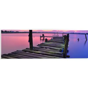 WallClassics - PVC Schuimplaat - Steiger aan het Water met Paarse Lucht - 60x20 cm Foto op PVC Schuimplaat (Met Ophangsysteem)