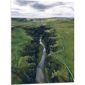 WallClassics - PVC Schuimplaat- Smalle Sloot tussen Kloof in Bergen - 75x100 cm Foto op PVC Schuimplaat