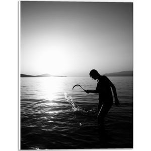 WallClassics - PVC Schuimplaat - Vrouw met Bijl in Water (zwart/wit) - 30x40 cm Foto op PVC Schuimplaat (Met Ophangsysteem)