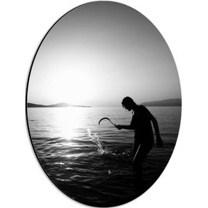 WallClassics - Dibond Ovaal - Vrouw met Bijl in Water (zwart/wit) - 30x40 cm Foto op Ovaal (Met Ophangsysteem)