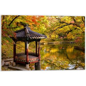 WallClassics - PVC Schuimplaat- Gazebo bij een Vijver - Secret Garden - Seoul - 60x40 cm Foto op PVC Schuimplaat