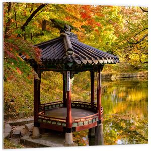 WallClassics - PVC Schuimplaat- Gazebo bij een Vijver - Secret Garden - Seoul - 100x100 cm Foto op PVC Schuimplaat