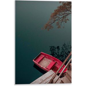 WallClassics - PVC Schuimplaat- Kleine Roze Bootje aan Steiger - 40x60 cm Foto op PVC Schuimplaat
