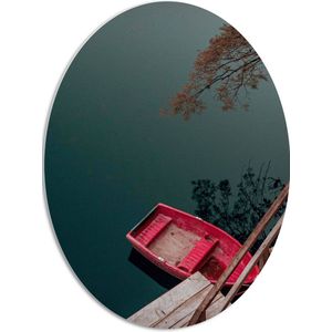 WallClassics - PVC Schuimplaat Ovaal - Kleine Roze Bootje aan Steiger - 51x68 cm Foto op Ovaal  (Met Ophangsysteem)
