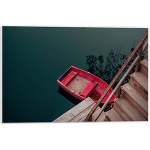 WallClassics - PVC Schuimplaat- Kleine Roze Bootje aan Steiger - 60x40 cm Foto op PVC Schuimplaat