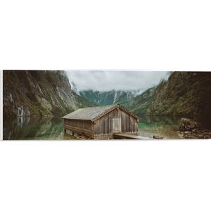WallClassics - PVC Schuimplaat - Houten Schuur bij een Meer in de Bergen - 60x20 cm Foto op PVC Schuimplaat (Met Ophangsysteem)