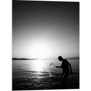 WallClassics - PVC Schuimplaat- Vissende Vrouw Zwart - Wit - 60x80 cm Foto op PVC Schuimplaat