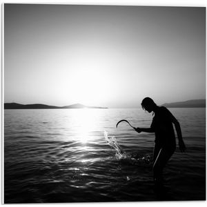 WallClassics - PVC Schuimplaat - Vissende Vrouw Zwart - Wit - 50x50 cm Foto op PVC Schuimplaat (Met Ophangsysteem)