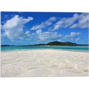 WallClassics - Vlag - Wit Strand met Zee en Bergen - 40x30 cm Foto op Polyester Vlag