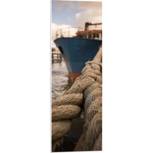 WallClassics - PVC Schuimplaat- Dik Touw aan Vrachtschip in de Haven - 30x90 cm Foto op PVC Schuimplaat