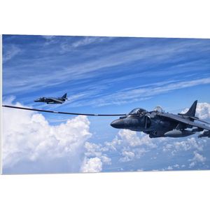 WallClassics - PVC Schuimplaat- Straaljager boven Groepen Wolken - 90x60 cm Foto op PVC Schuimplaat