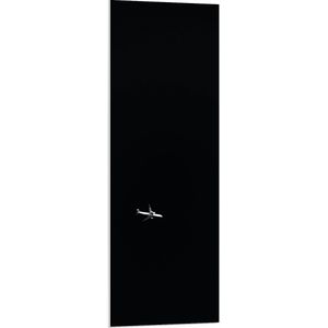 WallClassics - PVC Schuimplaat - Wit Vliegtuig op Zwarte Achtergrond - 40x120 cm Foto op PVC Schuimplaat (Met Ophangsysteem)